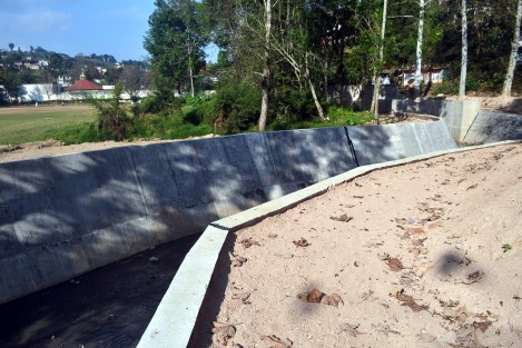 La obra de amurallar el arroyo Papas en la parte trasera del seminario, increíblemente fue continuada y casi está por concluir, luego de varios años de estar en construcción. Vecinos del lugar dicen que tiene como tres meses que reiniciaron dichas labores.  