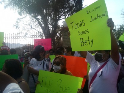  La mañana de hoy, enfermeros, enfermeras, familiares y amigos de Beatriz Vázquez Osorio, marcharon en Orizaba para exigir justicia, además de exigir mayor seguridad.