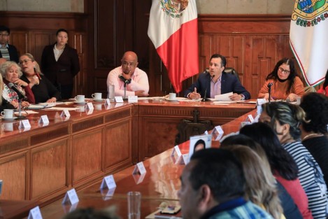  El gobernador Cuitláhuac García Jiménez encabezó la Séptima Mesa de Trabajo con Colectivos de familiares de desaparecidos, el Consejo Ciudadano de Seguimiento a la Problemática de Desaparición de Personas en el Estado, Patricia Rosalinda Trujillo Mariel, titular de la División Científica de la Policía Federal; y las diputadas federal y local, Dorheny Cayetano García y Rosalinda Galindo Silva, respectivamente.