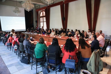  El gobernador Cuitláhuac García Jiménez encabezó la Séptima Mesa de Trabajo con Colectivos de familiares de desaparecidos, el Consejo Ciudadano de Seguimiento a la Problemática de Desaparición de Personas en el Estado, Patricia Rosalinda Trujillo Mariel, titular de la División Científica de la Policía Federal; y las diputadas federal y local, Dorheny Cayetano García y Rosalinda Galindo Silva, respectivamente.