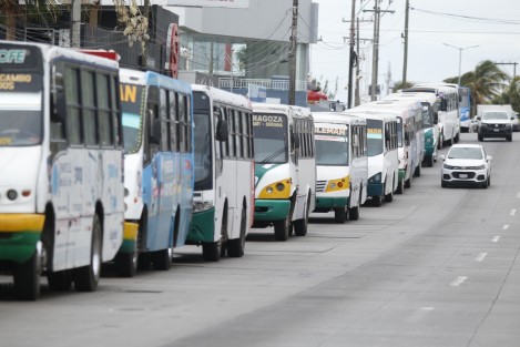 Unidades de transporte público de la conurbación Veracruz- Boca del Río realizaron un paro como medida de presión para que el gobierno estatal apruebe el aumento de la tarifa del pasaje.  