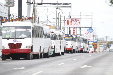 Unidades de transporte público de la conurbación Veracruz- Boca del Río realizaron un paro como medida de presión para que el gobierno estatal apruebe el aumento de la tarifa del pasaje.  