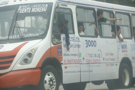 Unidades de transporte público de la conurbación Veracruz- Boca del Río realizaron un paro como medida de presión para que el gobierno estatal apruebe el aumento de la tarifa del pasaje.  