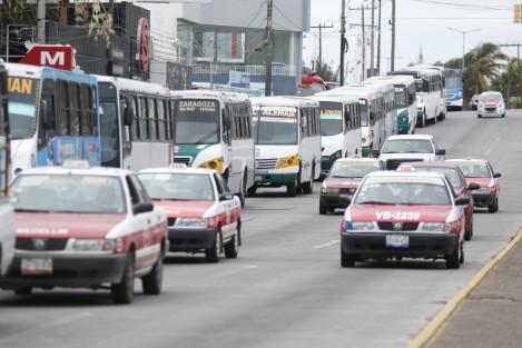 Taxistas de la zona conurbada funcionan como colectivos para brindar el servicio. 