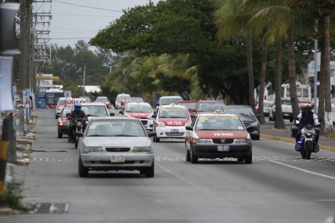Taxistas de la zona conurbada funcionan como colectivos para brindar el servicio. 