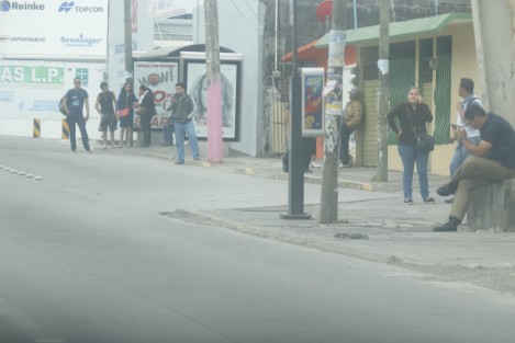 Taxistas de la zona conurbada funcionan como colectivos para brindar el servicio. 
