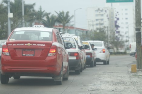 Taxistas de la zona conurbada funcionan como colectivos para brindar el servicio.  