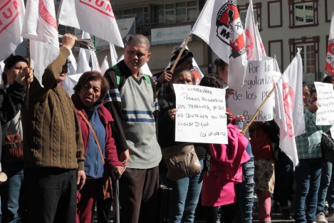 Respaldados al Movimiento de Unidad Popular, habitantes de Poza Rica se manifiestan la mañana de este lunes en plaza Lerdo pidiendo la regularización del predio La Varita, en aquel municipio norteño. 
