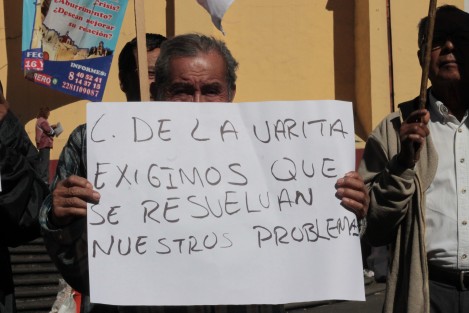 Respaldados al Movimiento de Unidad Popular, habitantes de Poza Rica se manifiestan la mañana de este lunes en plaza Lerdo pidiendo la regularización del predio La Varita, en aquel municipio norteño. 
