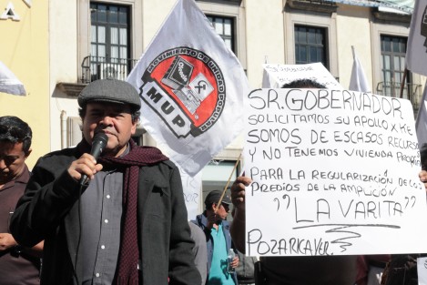 Sin piñatas esta vez, el líder  de su Movimiento de Unidad Popular, Enrique Pozos Tolentino, exige en Plaza Lerdo, respaldado con pozarricenses traídos con la esperanza de que les regularicen terrenos invadidos, la destitución de algunos secretarios del gabinete de Cuitláhuac García, principalmente el de la SEV.
