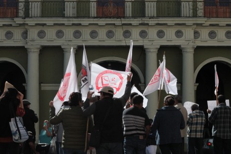 Respaldados al Movimiento de Unidad Popular, habitantes de Poza Rica se manifiestan la mañana de este lunes en plaza Lerdo pidiendo la regularización del predio La Varita, en aquel municipio norteño. 
