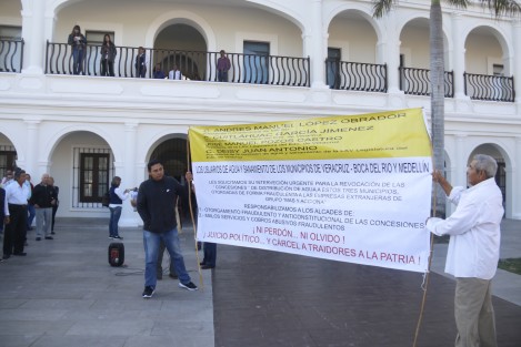 Ciudadanos se manifiestan por el incremento al servicio del suministro de agua potable por parte de las empresas CAB y Grupo MAS. Los inconformes, se plantaron frente al palacio municipal de Boca del Río. Piden la intervención de los legisladores para retirar la concesión. 
