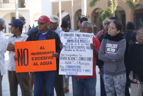 Ciudadanos se manifiestan por el incremento al servicio del suministro de agua potable por parte de las empresas CAB y Grupo MAS. Los inconformes, se plantaron frente al palacio municipal de Boca del Río. Piden la intervención de los legisladores para retirar la concesión. 