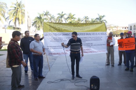 Ciudadanos se manifiestan por el incremento al servicio del suministro de agua potable por parte de las empresas CAB y Grupo MAS. Los inconformes, se plantaron frente al palacio municipal de Boca del Río. Piden la intervención de los legisladores para retirar la concesión. 