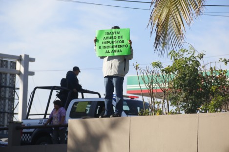 Ciudadanos se manifiestan por el incremento al servicio del suministro de agua potable por parte de las empresas CAB y Grupo MAS. Los inconformes, se plantaron frente al palacio municipal de Boca del Río. Piden la intervención de los legisladores para retirar la concesión. 