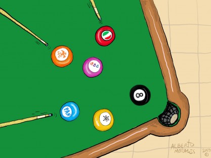 Todos quieren pegarle al bola 8
