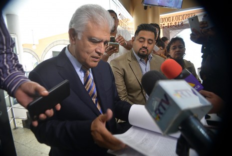 Jorge Reyes Peralta, presidente del Colegio de Abogados, pidió que el juicio político contra el fiscal general del estado, Jorge Winkler, sea abierto al público, o mínimo a los medios de comunicación, ya que de acuerdo a la ley, en su articulo 64 dice que el debate debe ser público.