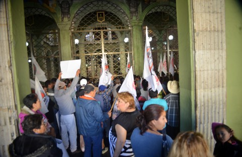 Enrique Pozos Tolentino y algunos agremiados al MUP pidieron la regularización de predios en la ampliación La Variita, en Poza Rica. Fue recibido por gente de gobierno luego de que se apostara en la entrada de Palacio de Gobierno.  