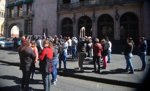 Integrantes de la organización Lealtad y Compromisos de Campesinos y Colonos del estado de Veracruz, de los municipios de Teocelo, Las Vigas, Acajete, Puente Nacional y Tecolutla se manifestaron en la puerta lateral de Palacio de Gobierno, pidiendo la intervención del secretario de Gobierno, Eric Cisneros, para que dé instrucciones al director de Patrimonio del Estado, para la regularización de 400 lotes de los municipios mencionados.   
