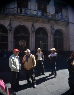 Integrantes de la organización Lealtad y Compromisos de Campesinos y Colonos del estado de Veracruz, de los municipios de Teocelo, Las Vigas, Acajete, Puente Nacional y Tecolutla se manifestaron en la puerta lateral de Palacio de Gobierno, pidiendo la intervención del secretario de Gobierno, Eric Cisneros, para que dé instrucciones al director de Patrimonio del Estado, para la regularización de 400 lotes de los municipios mencionados. 