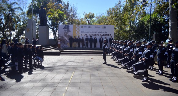 En el parque Juárez de Xalapa se conmemoró el 250 Aniversario del Natalicio del General Ignacio Allende. El acto contó con la participación de estudiantes de primaria, lo cual antaño era común, pero la educación cívica lo ha dejado de lado en los años recientes.  