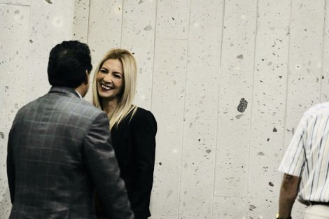 La diputada local Ana Miriam Ferráez llegó a la sesión de este martes, 5 minutos antes de su inicio, siendo conducida al vestíbulo tras la Presidencia del Congreso. 