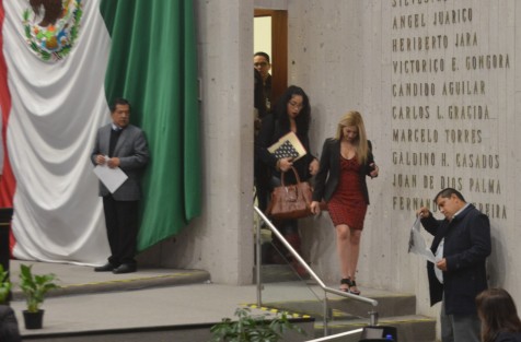 Después de haber estado como una hora en la cocina de la parte trasera del recinto legislativo, la diputada Ana Miriam Ferráez finalmente leyó un comunicado ante los representantes de prensa, en el que se disculpaba por sus polémicos comentarios.