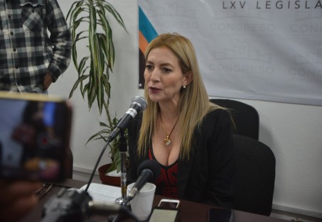 Después de haber estado como una hora en la cocina de la parte trasera del recinto legislativo, la diputada Ana Miriam Ferráez finalmente leyó un comunicado ante los representantes de prensa, en el que se disculpaba por sus polémicos comentarios.