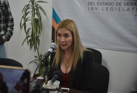 Después de haber estado como una hora en la cocina de la parte trasera del recinto legislativo, la diputada Ana Miriam Ferráez finalmente leyó un comunicado ante los representantes de prensa, en el que se disculpaba por sus polémicos comentarios.