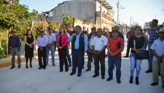 El Alcalde de Teocelo Mario Chama Díaz, la Presidenta del DIF Mara Yamileth Chama Villa, la Sindica única Zaira Martínez, el Profesor César López, el Secretario del Ayuntamiento Zinrri Arellano Gómez y agentes municipales inauguraron ´pavimentaciones de calles en la colonia Teocelo 2000, donde se rehabilitó drenaje sanitario y la red d agua potable.