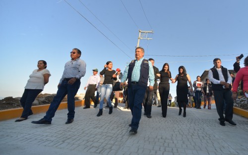 El Alcalde de Teocelo Mario Chama Díaz, la Presidenta del DIF Mara Yamileth Chama Villa, la Sindica única Zaira Martínez, el Profesor César López, el Secretario del Ayuntamiento Zinrri Arellano Gómez y agentes municipales inauguraron ´pavimentaciones de calles en la colonia Teocelo 2000, donde se rehabilitó drenaje sanitario y la red d agua potable.