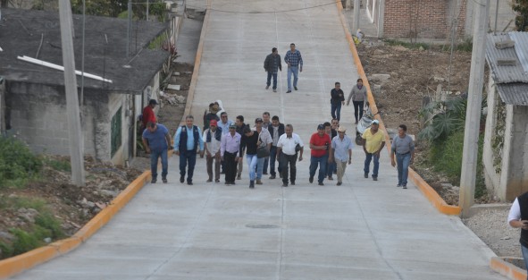 El Alcalde de Teocelo Mario Chama Díaz, la Presidenta del DIF Mara Yamileth Chama Villa, la Sindica única Zaira Martínez, el Profesor César López, el Secretario del Ayuntamiento Zinrri Arellano Gómez y agentes municipales inauguraron ´pavimentaciones de calles en la colonia Teocelo 2000, donde se rehabilitó drenaje sanitario y la red d agua potable.