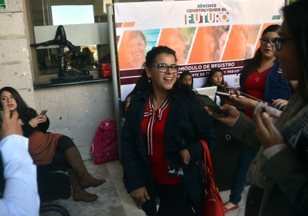 La presidenta del colectivo Búsqueda de Familias Desaparecidos en la zona Orizaba-Córdoba, acudió al Congreso del Estado este día en que comparecieron por motivos diferentes la titular de la CEDHV y el Fiscal del Estado. Salcedo lamentó la desacertada declaración de la diputada Ferráez, ya que con este tipo de declaraciones se revictimiza a las mujeres.