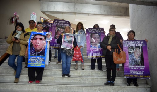 Colectivos de búsqueda de desaparecidos acudieron a la comparecencia del Fiscal Jorge Winckler en el Congreso local,misma que fue a puerta cerrada. Esperaron a su llegada, y al momento siguen aguardando su salida del edificio.  