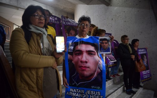 Colectivos de búsqueda de desaparecidos acudieron a la comparecencia del Fiscal Jorge Winckler en el Congreso local,misma que fue a puerta cerrada. Esperaron a su llegada, y al momento siguen aguardando su salida del edificio.  