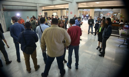 Tampoco diputados panistas locales afines al fiscal Jorge Winckler pudieron ingresar a la audiencia de desahogo de pruebas del funcionario. 