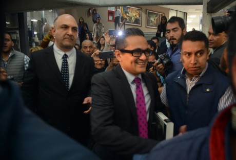 Sonriente, tranquilo y confiado en la legislatura, aunque no del todo, se dijo el fiscal Jorge Winckler al arribar al Congreso del Estado para el desahogo de pruebas por una de las solicitudes de juicio político presentadas en su contra. 
