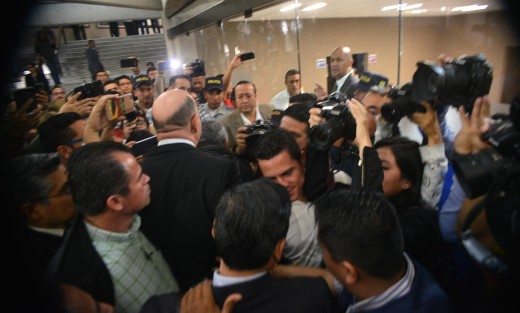 Jalones y empujones a la entrada al auditorio del Congreso del Estado para la audiencia de desahogo de pruebas y alegatos de la solicitud de juicio político contra el fiscal Jorge Winckler, la cual se desarrolla a puerta cerrada. Diputados panistas se inconformaron por la medida, acusando favoritismo de parte de sus pares de MORENA. 
