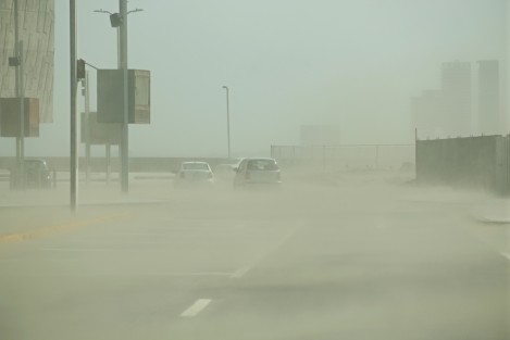  En el bulevar Vicente Fox, se originó una tormenta de arena que dificulta la visibilidad y hace imposible cualquier actividad en el sitio.  
