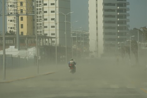  En el bulevar Vicente Fox, se originó una tormenta de arena que dificulta la visibilidad y hace imposible cualquier actividad en el sitio.  
