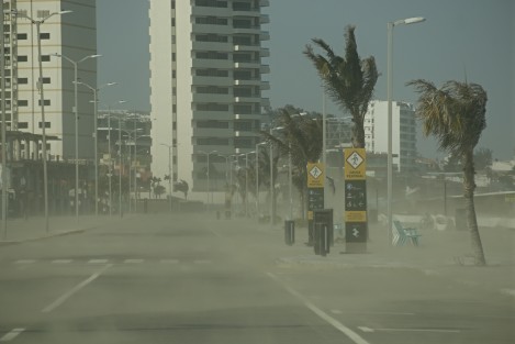 La entrada del frente frío número 30, provocó que el carril de sur a norte del bulevar Ávila Camacho fuera cerrado debido al fuerte oleaje y a la velocidad de los vientos del norte. En el bulevar Vicente Fox, se originó una tormenta de arena que dificulta la visibilidad y hace imposible cualquier actividad en el sitio.  