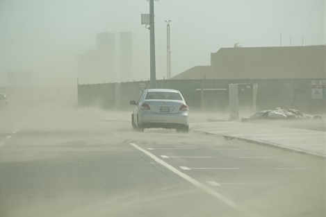 La entrada del frente frío número 30, provocó que el carril de sur a norte del bulevar Ávila Camacho fuera cerrado debido al fuerte oleaje y a la velocidad de los vientos del norte. En el bulevar Vicente Fox, se originó una tormenta de arena que dificulta la visibilidad y hace imposible cualquier actividad en el sitio.  