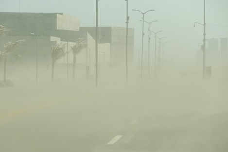 La entrada del frente frío número 30, provocó que el carril de sur a norte del bulevar Ávila Camacho fuera cerrado debido al fuerte oleaje y a la velocidad de los vientos del norte. En el bulevar Vicente Fox, se originó una tormenta de arena que dificulta la visibilidad y hace imposible cualquier actividad en el sitio.  