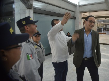 O quiso probar suerte al querer entrar a la audiencia de Winckler, en una de esas funcionaba. Luego le indicaron por dónde tenía que irse. 