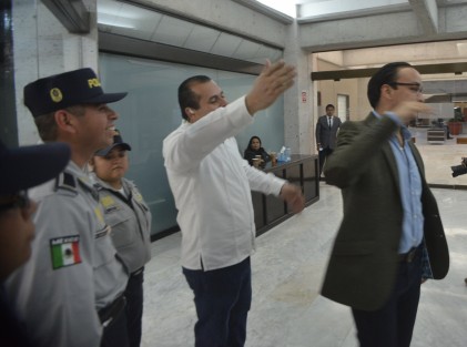 El exceso de comparecencias y audiencias hizo perder el rumbo a algunos diputados, como a Rodrigo García Escalante, quien no sabía dónde era la del ORFIS. O quiso probar suerte al querer entrar a la audiencia de Wicnkler, en una de esas funcionaba.