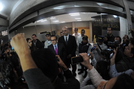 Escoltado por su abogado, el fiscal Jorge Winckler abandonó el auditorio del Congreso, luego de presentarse a la audiencia de presentación de pruebas y alegatos que duró todo el día. Este jueves continúa la audiencia.