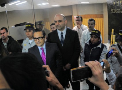 Escoltado por su abogado, el fiscal Jorge Winckler abandonó el auditorio del Congreso, luego de presentarse a la audiencia de presentación de pruebas y alegatos que duró todo el día. Este jueves continúa la audiencia.