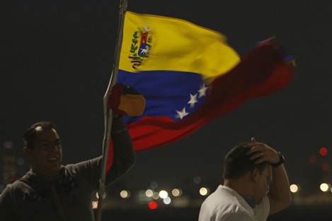  Los manifestantes apoyan a Juan Guaidó y exigen a Maduro que cese lo que llaman usurpación del poder.  