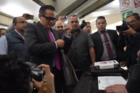 Aspectos de la llegada del Fiscal General del Estado, Jorge Winckler, a la audiencia de descargo de pruebas y alegatos por la solicitud de juicio político en su contra por delitos de lesa humanidad en contra de Gilberto N. 