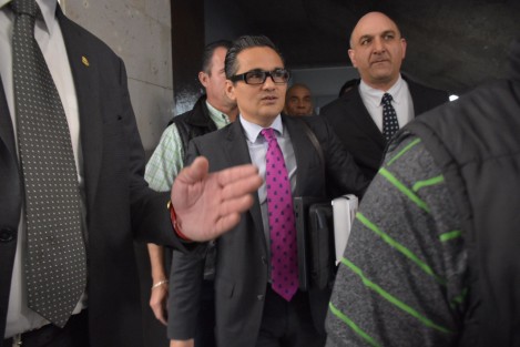 Aspectos de la llegada del Fiscal General del Estado, Jorge Winckler, a la audiencia de descargo de pruebas y alegatos por la solicitud de juicio político en su contra por delitos de lesa humanidad en contra de Gilberto N. 
